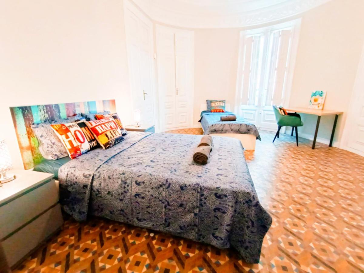By Plaza Catalunya Rooms Barcelona Buitenkant foto
